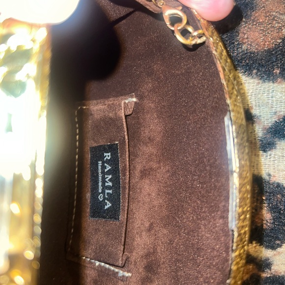 Ramla La Perle Handmade in Morocco Mother of Pearl and Brass clutch with chain - Picture 10 of 16